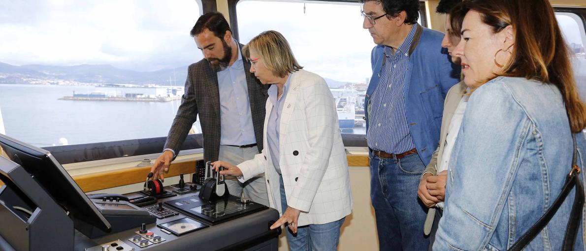 La conselleira del Mar Rosa Quintana visitó en Vigo el buque arrastrero Marbella