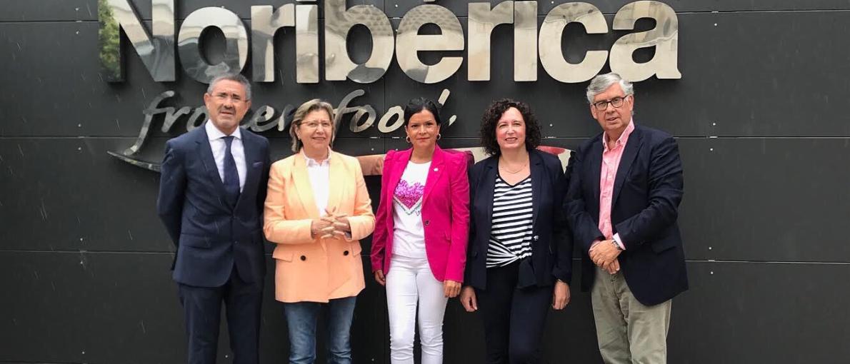 A conselleira do Mar, Rosa Quintana, visitou as instalacións da empresa Conxelados Noribérica, en Mos
