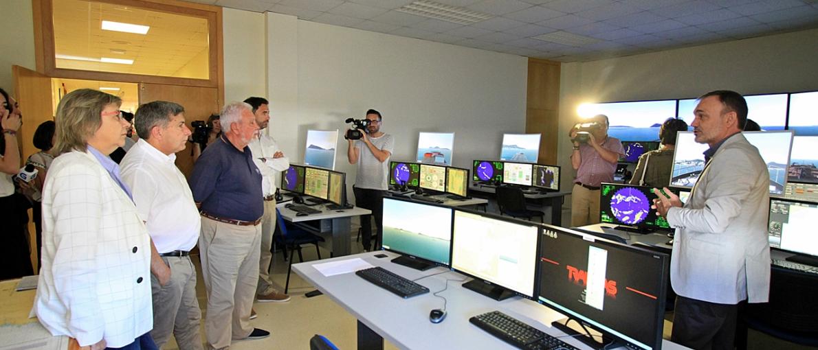 Rosa Quintana visitou o simulador da Escola Oficial Náutico-Pesqueira de Ribeira