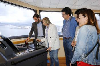 La conselleira del Mar Rosa Quintana visitó en Vigo el buque arrastrero Marbella