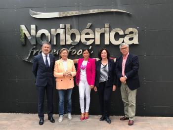 A conselleira do Mar, Rosa Quintana, visitou as instalacións da empresa Conxelados Noribérica, en Mos